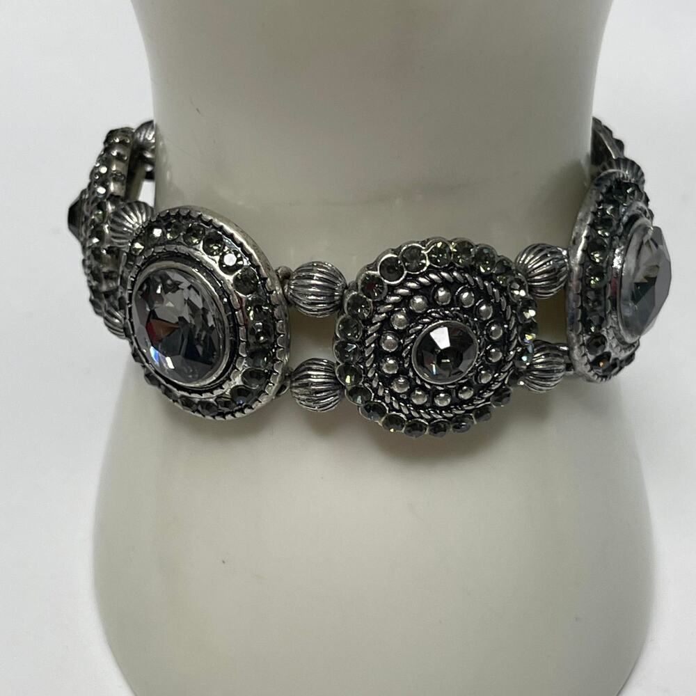 burnished silver tone stretch bracelet with deep green stone